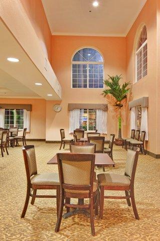 Holiday Inn Express Delano Highway 99 By Ihg Hotel