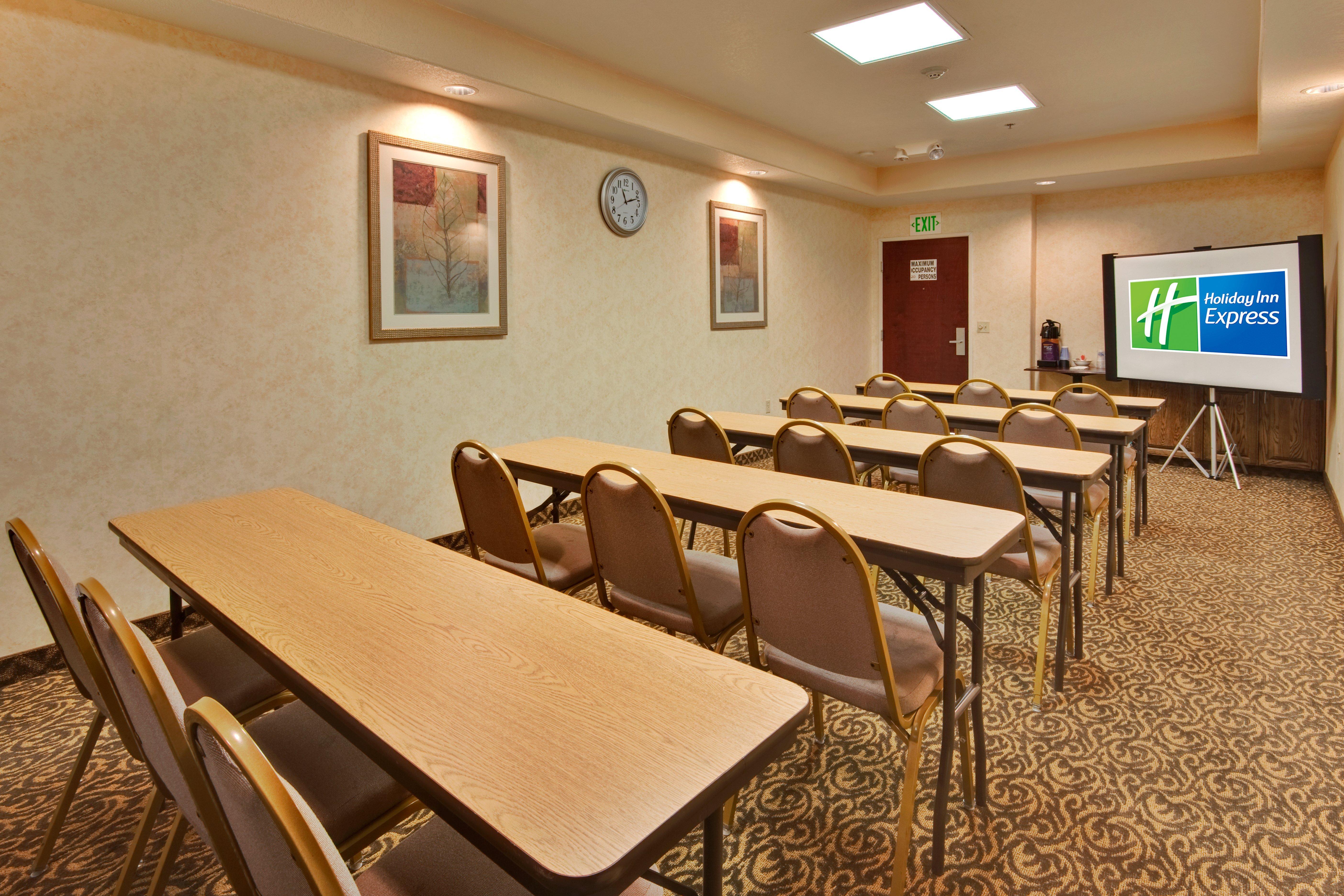 Hotel Holiday Inn Express Delano Highway 99 By Ihg 2*
