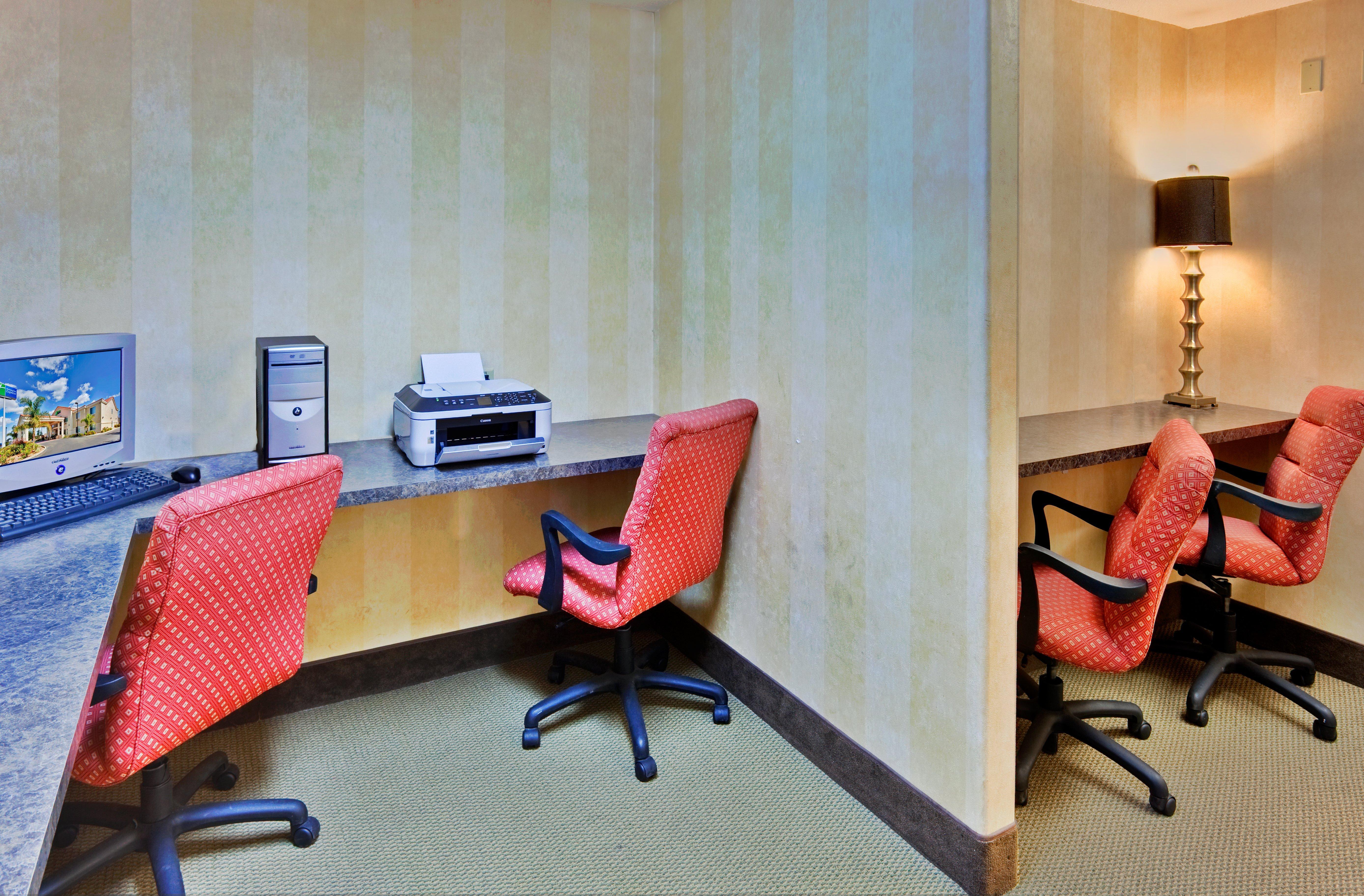 Hotel Holiday Inn Express Delano Highway 99 By Ihg 2*