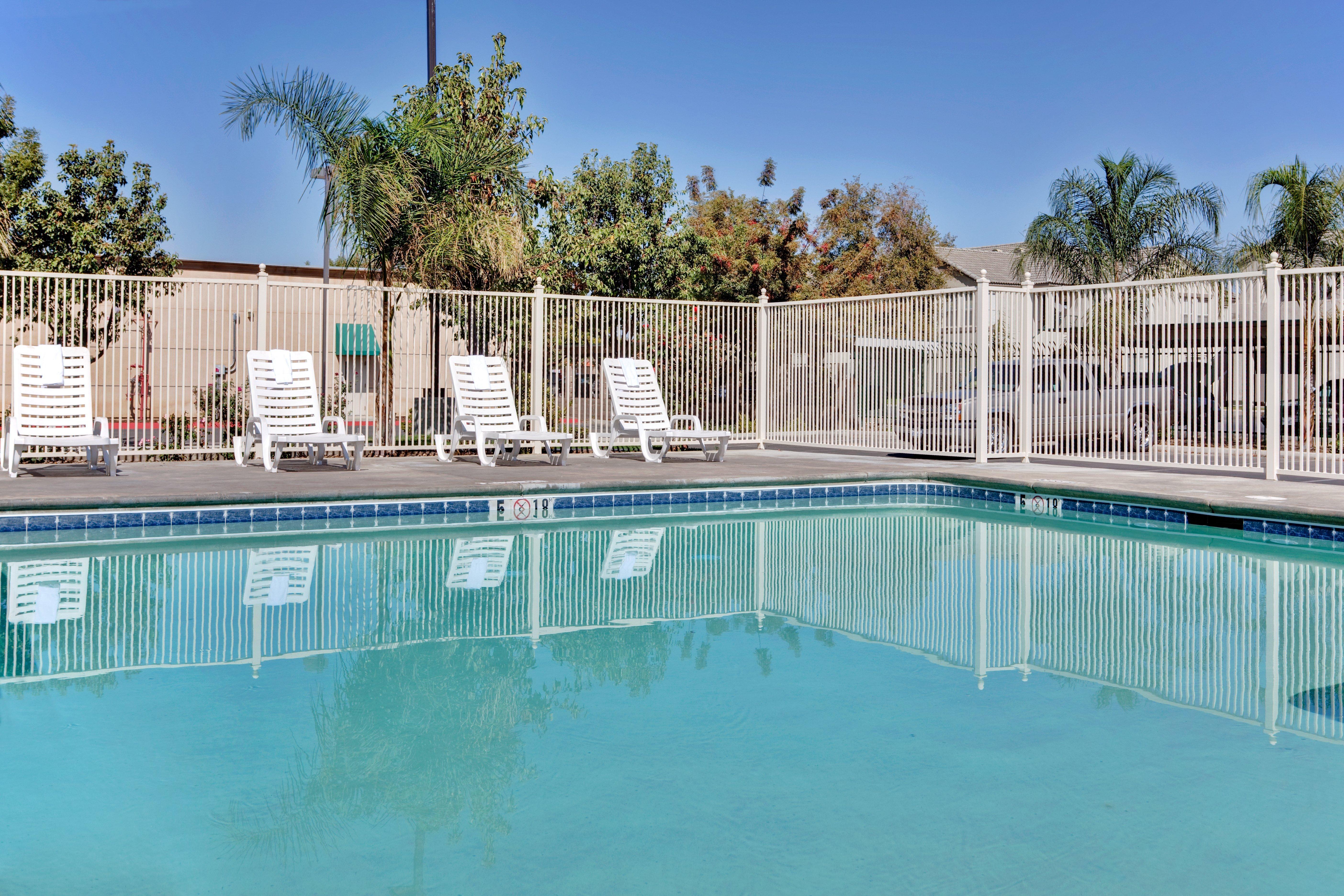 Hotel Holiday Inn Express Delano Highway 99 By Ihg 2*