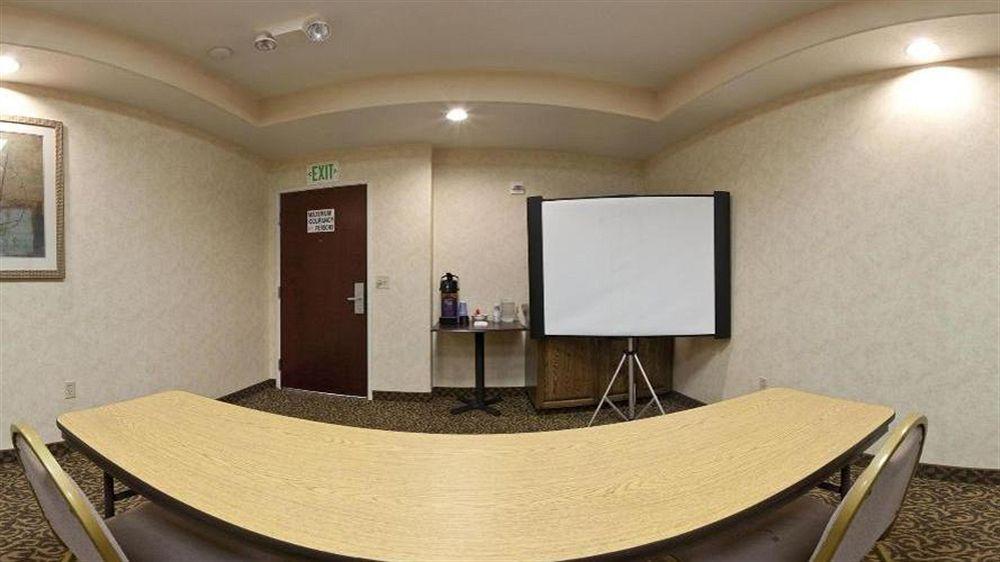 Holiday Inn Express Delano Highway 99 By Ihg