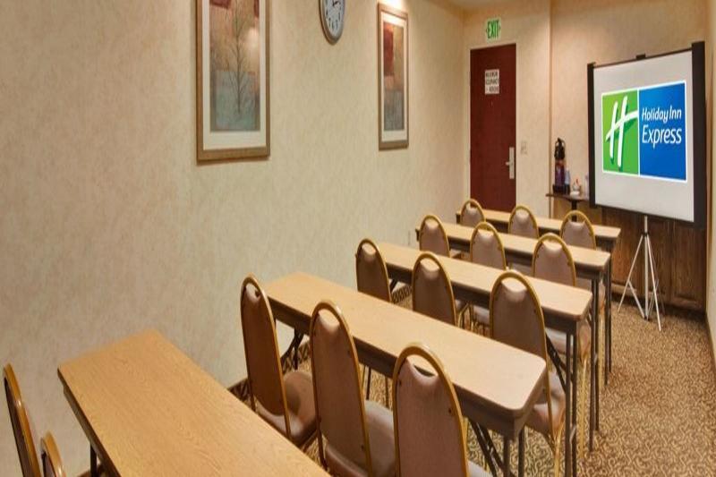 Hotel Holiday Inn Express Delano Highway 99 By Ihg 2*