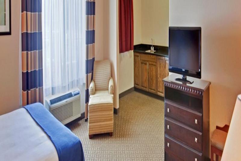 Holiday Inn Express Delano Highway 99 By Ihg 2*