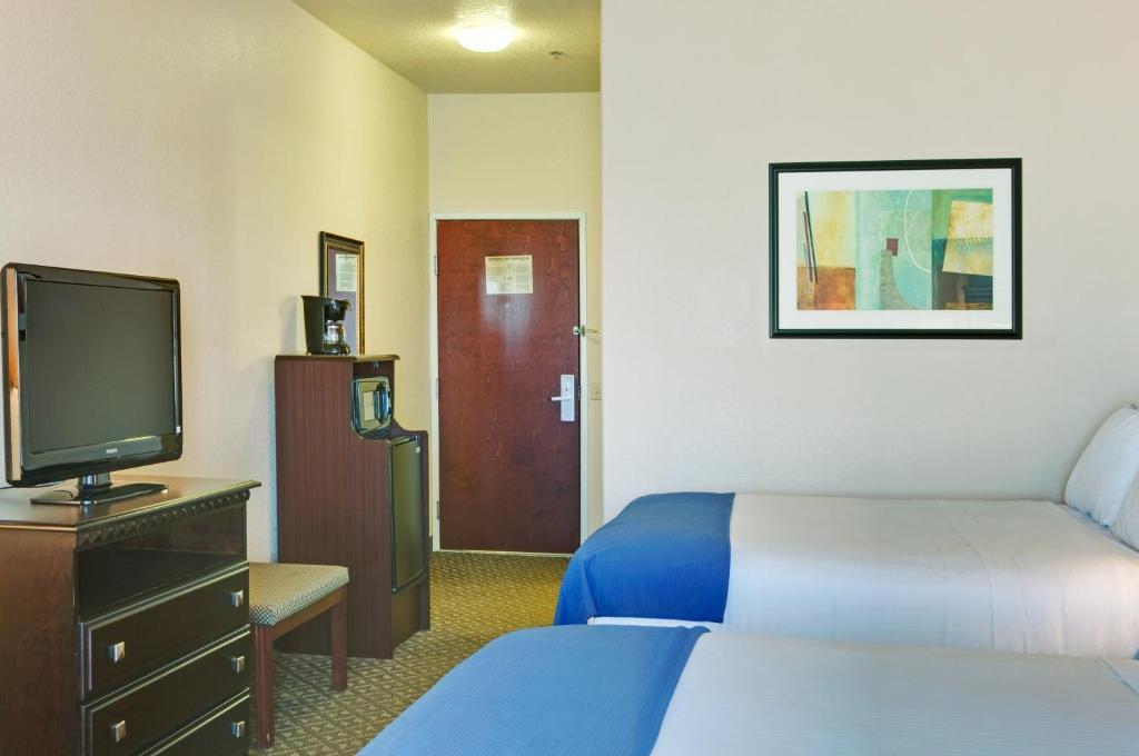 Holiday Inn Express Delano Highway 99 By Ihg Hotel