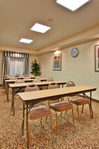 Holiday Inn Express Delano Highway 99 By Ihg Delano